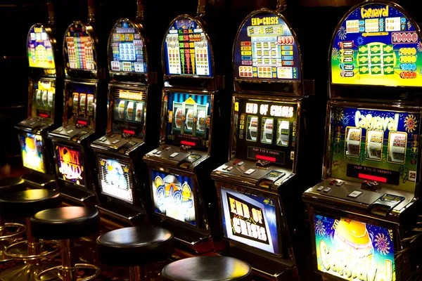 Dealer announces results in multiple languages Live dealer announcing result